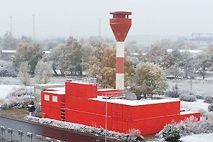 Die "Rote Burg" mit weißer Mütze
